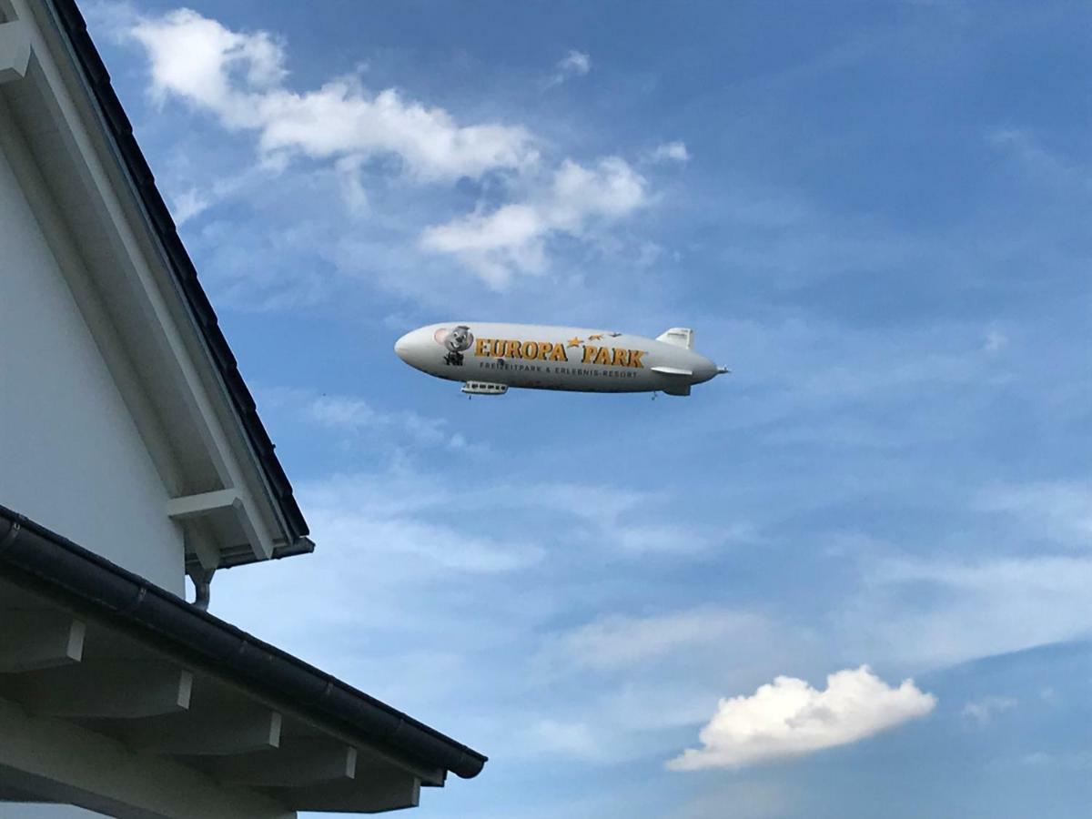 Ferienwohnung Am Zeppelin Hangar FDH Екстериор снимка
